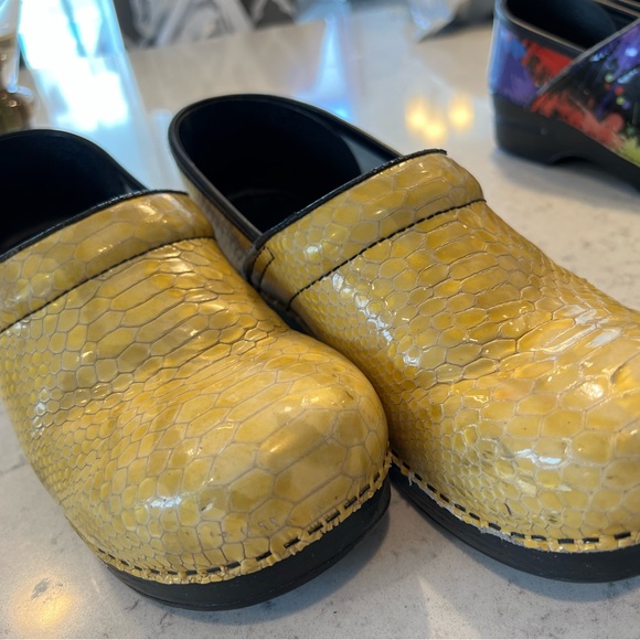 Dansko professional patent yellow snakeskin clogs size 40 - Picture 3 of 10